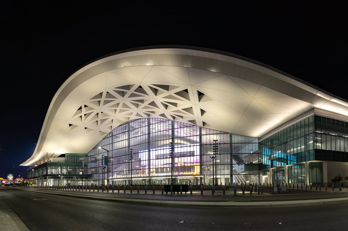 Centro de convenciones para la llegada de asistentes, congresos y autobuses de apoyo.