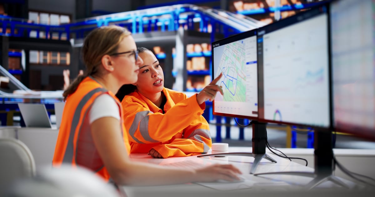 Equipo de coordinación operativa revisando la planeación de rutas y la asignación de unidades para un servicio de transporte.