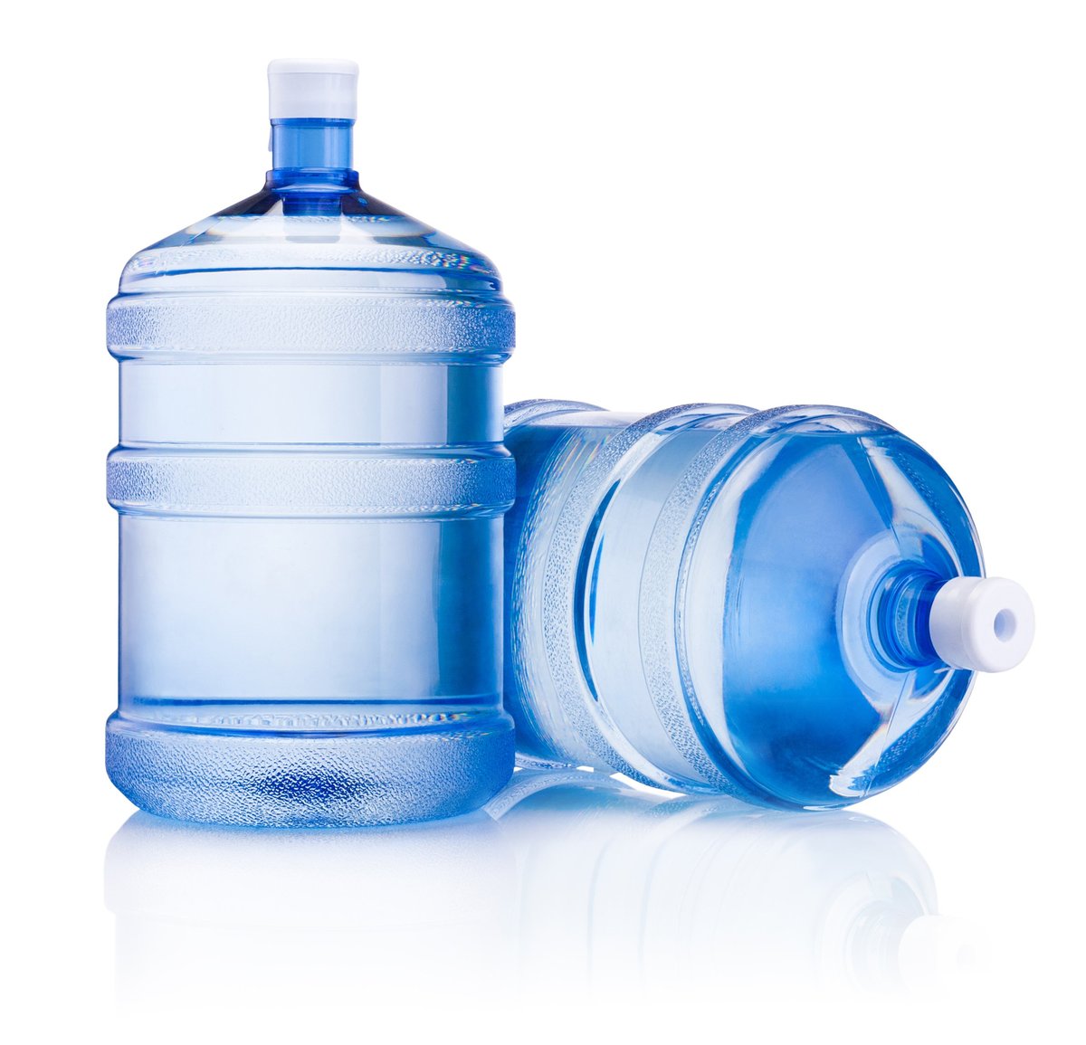 Garrafón transparente de agua purificada de 20 litros con gotas de condensación e iluminación azul fresca.